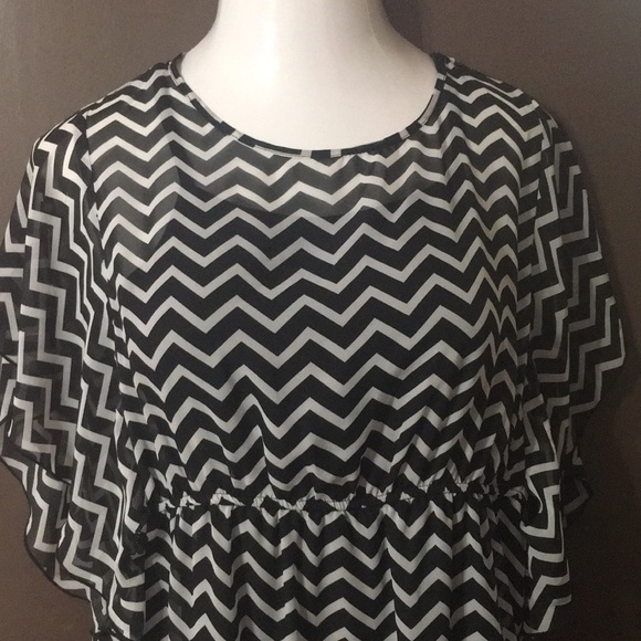 Flutter sleeve top - Picture 2 of 6